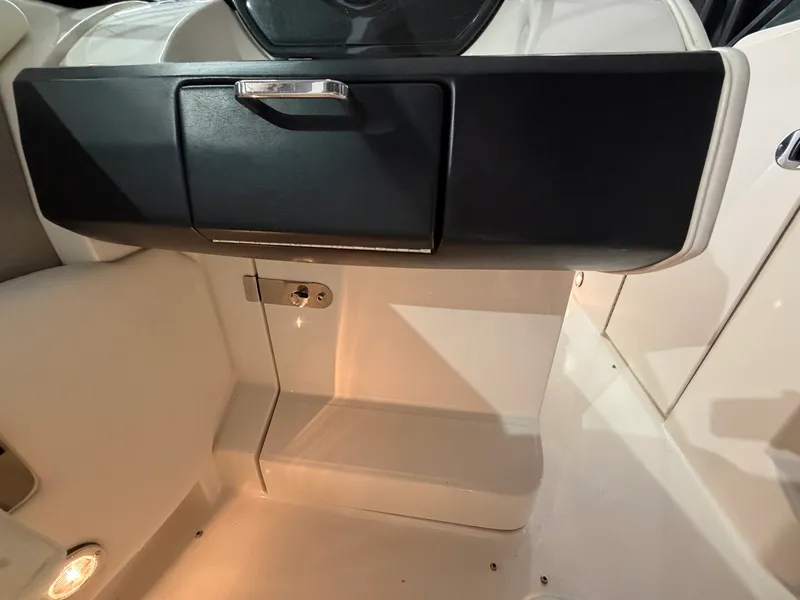 Slide: The Image of Sea Ray 270 SLX 2008 - 30