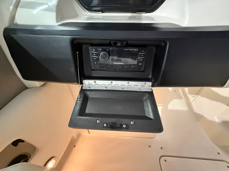 Slide: The Image of Sea Ray 270 SLX 2008 - 31