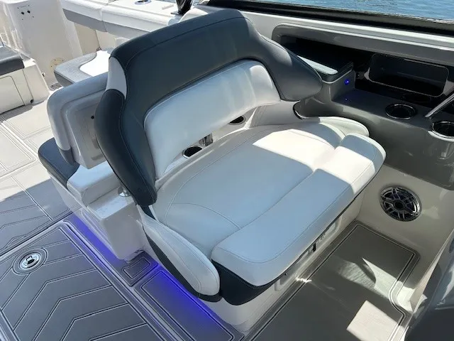 Slide: The Image of Robalo R317 DUAL CONSOLE 2021 - 12