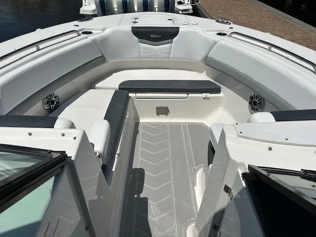 Slide: The Image of Robalo R317 DUAL CONSOLE 2021 - 14