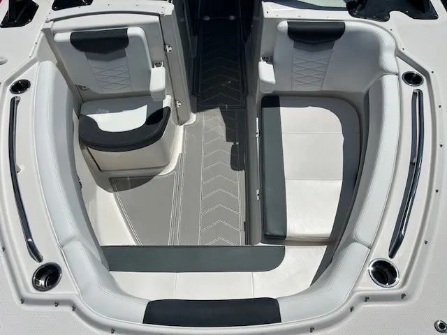 Slide: The Image of Robalo R317 DUAL CONSOLE 2021 - 15