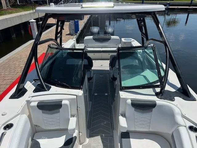 Slide: The Image of Robalo R317 DUAL CONSOLE 2021 - 16