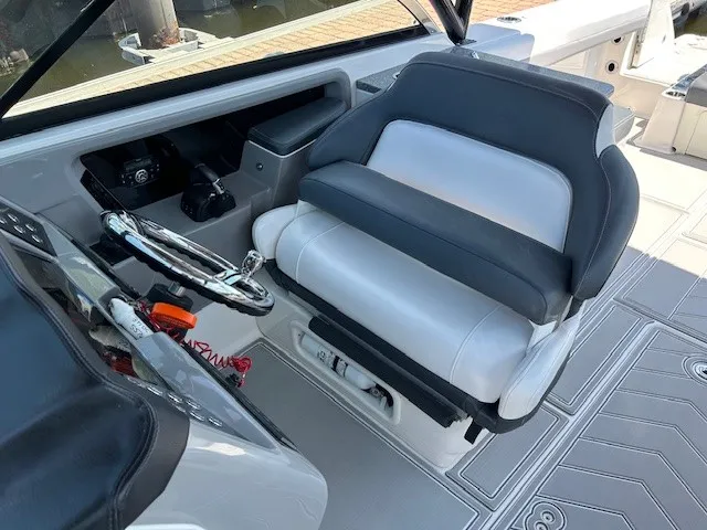 Slide: The Image of Robalo R317 DUAL CONSOLE 2021 - 17