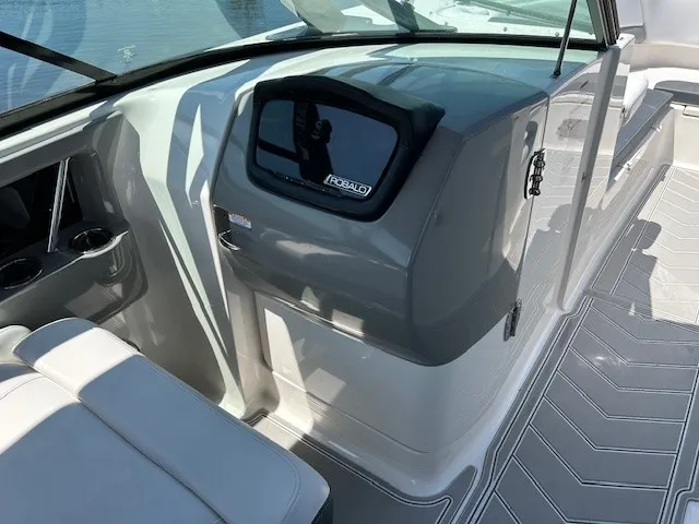 Slide: The Image of Robalo R317 DUAL CONSOLE 2021 - 18