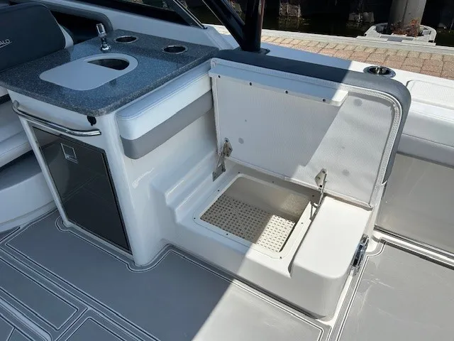 Slide: The Image of Robalo R317 DUAL CONSOLE 2021 - 22