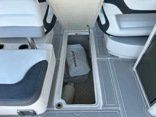 Slide: The Image of Robalo R317 DUAL CONSOLE 2021 - 26