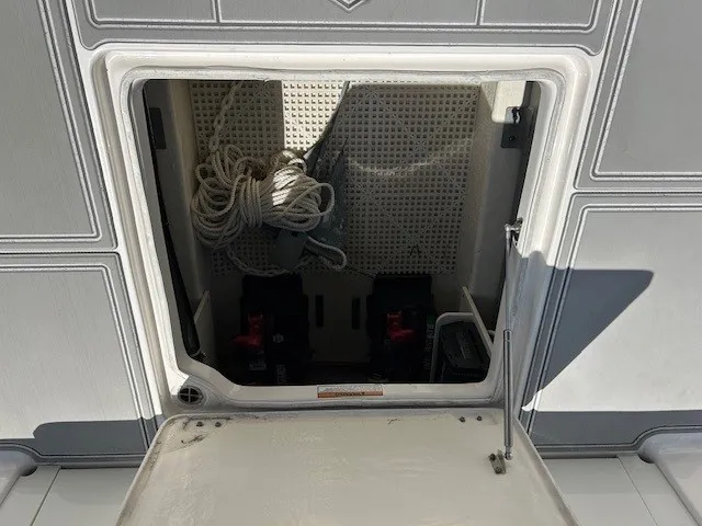 Slide: The Image of Robalo R317 DUAL CONSOLE 2021 - 27