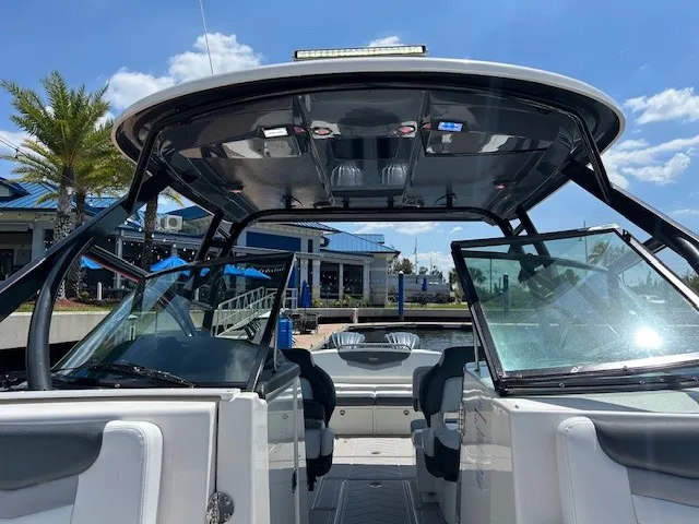 Slide: The Image of Robalo R317 DUAL CONSOLE 2021 - 28