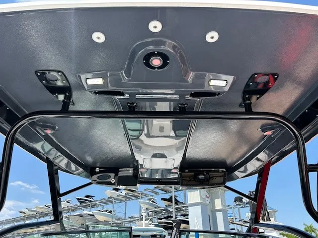 Slide: The Image of Robalo R317 DUAL CONSOLE 2021 - 29