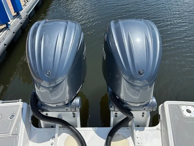 Slide: The Image of Robalo R317 DUAL CONSOLE 2021 - 30