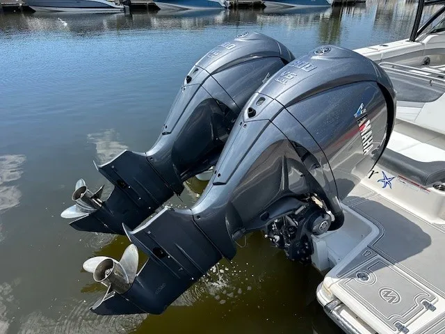 Slide: The Image of Robalo R317 DUAL CONSOLE 2021 - 31