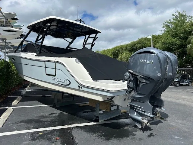 Slide: The Image of Robalo R317 DUAL CONSOLE 2021 - 33