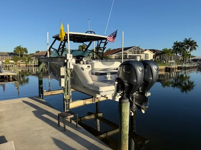 Slide: The Image of Robalo R317 DUAL CONSOLE 2021 - 35