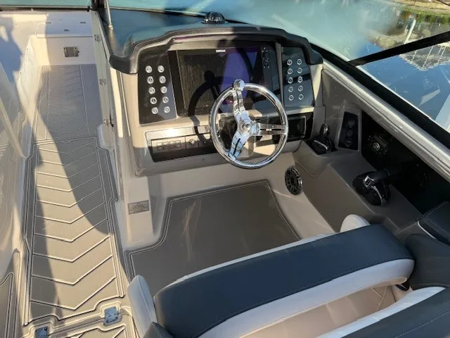 Slide: The Image of Robalo R317 DUAL CONSOLE 2021 - 6