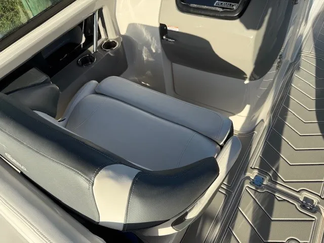 Slide: The Image of Robalo R317 DUAL CONSOLE 2021 - 8