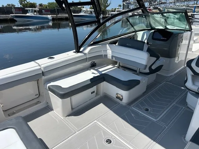 Slide: The Image of Robalo R317 DUAL CONSOLE 2021 - 9