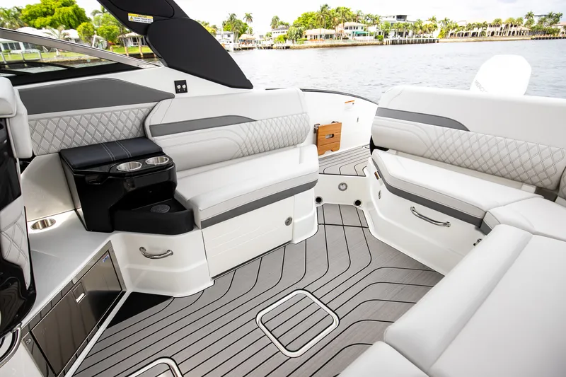 Slide: The Image of Sea Ray SLX 280 Outboard 2026 - 26