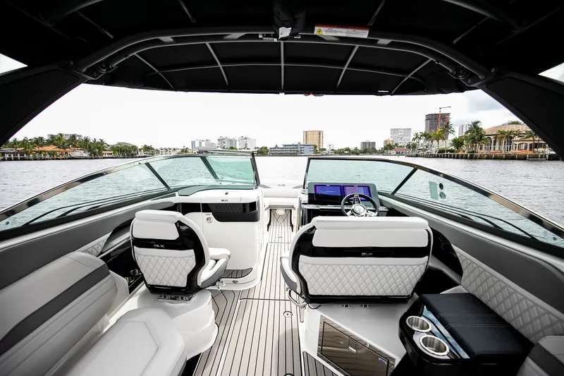 Slide: The Image of Sea Ray SLX 280 Outboard 2026 - 35