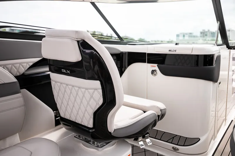 Slide: The Image of Sea Ray SLX 280 Outboard 2026 - 39