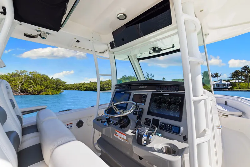 Slide: The Image of Boston Whaler 350 OUTRAGE 2014 - 26