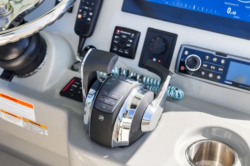 Slide: The Image of Boston Whaler 350 OUTRAGE 2014 - 30