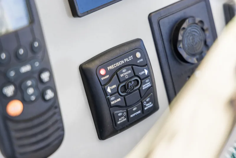 Slide: The Image of Boston Whaler 350 OUTRAGE 2014 - 32