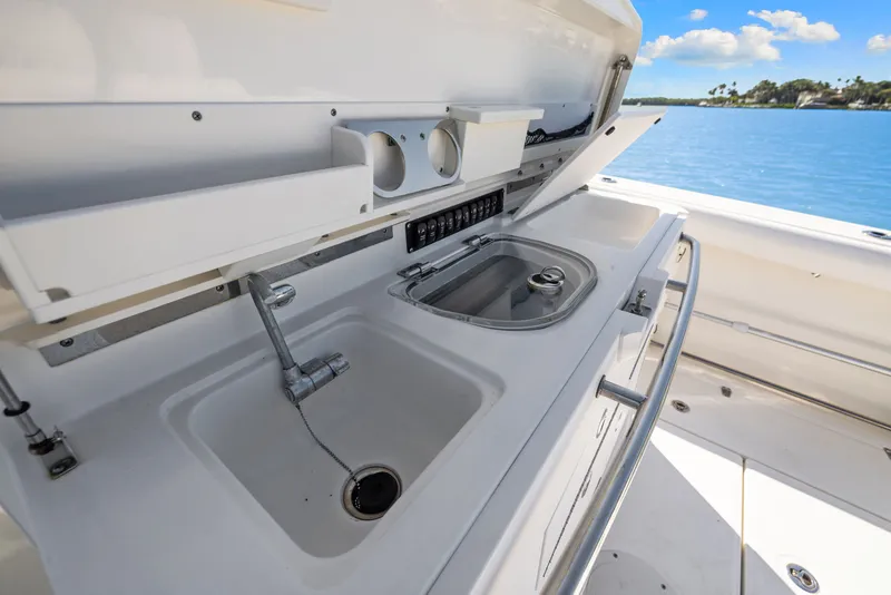 Slide: The Image of Boston Whaler 350 OUTRAGE 2014 - 42