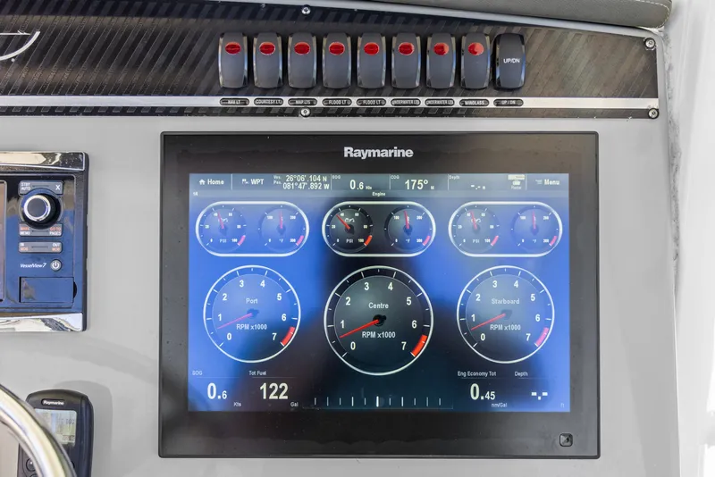 Slide: The Image of Boston Whaler 350 OUTRAGE 2014 - 28