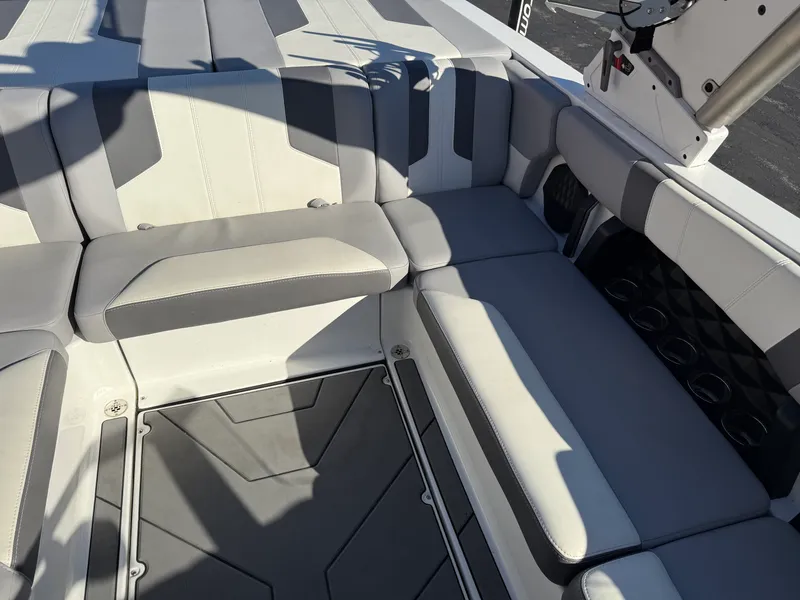 Slide: The Image of Malibu 21 LX 2022 - 15