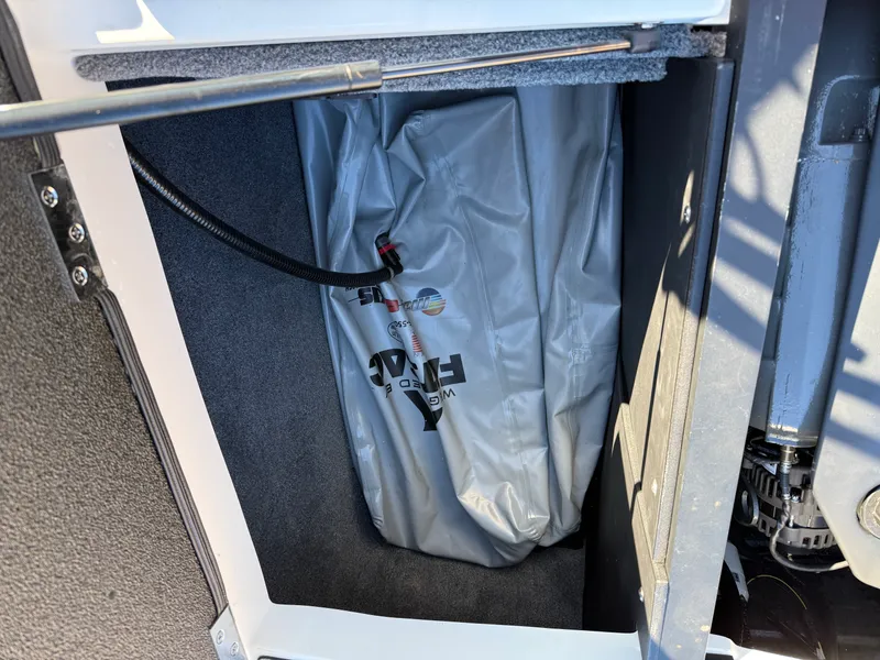 Slide: The Image of Malibu 21 LX 2022 - 20