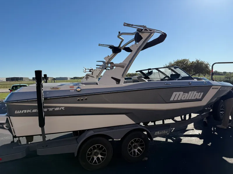 Slide: The Image of Malibu 21 LX 2022 - 24