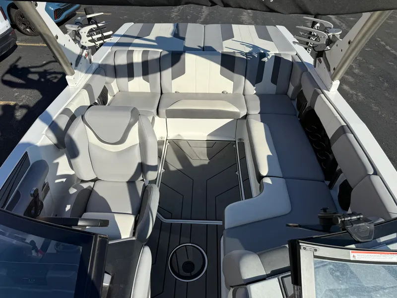 Slide: The Image of Malibu 21 LX 2022 - 3