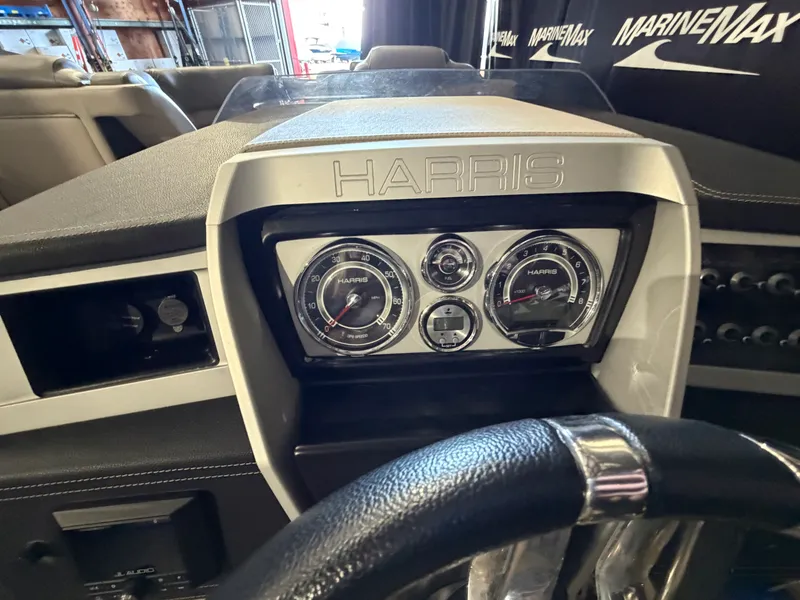 Slide: The Image of Harris Grand Mariner 250 2019 - 35