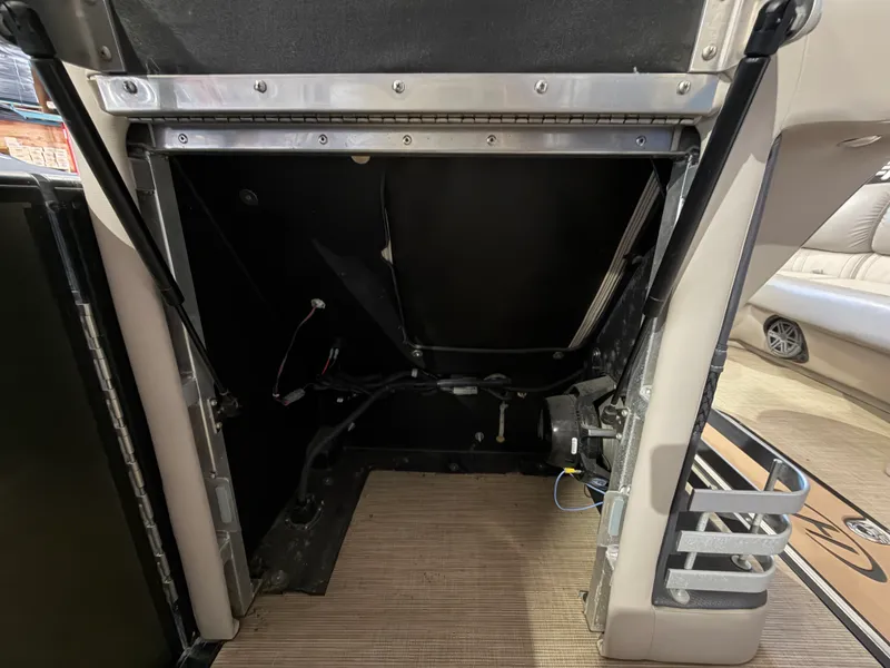 Slide: The Image of Harris Grand Mariner 250 2019 - 43