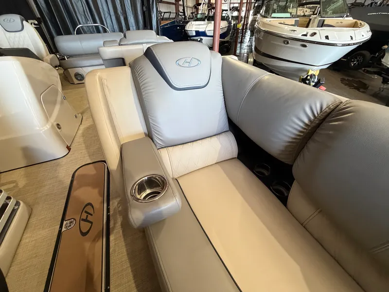 Slide: The Image of Harris Grand Mariner 250 2019 - 47