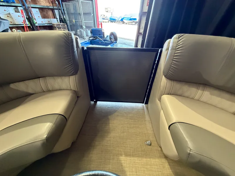 Slide: The Image of Harris Grand Mariner 250 2019 - 53