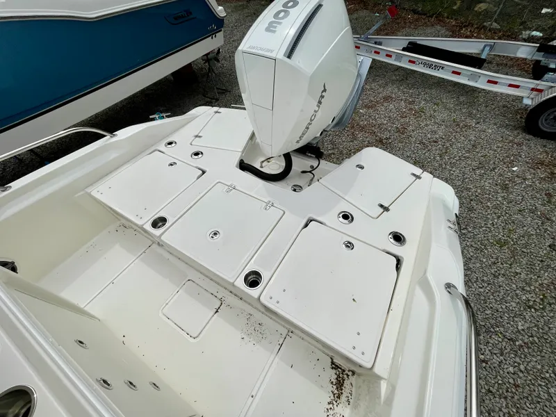 Slide: The Image of Boston Whaler 250 Dauntless 2026 - 3