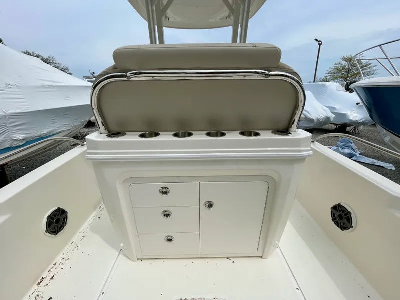 Slide: The Image of Boston Whaler 250 Dauntless 2026 - 5