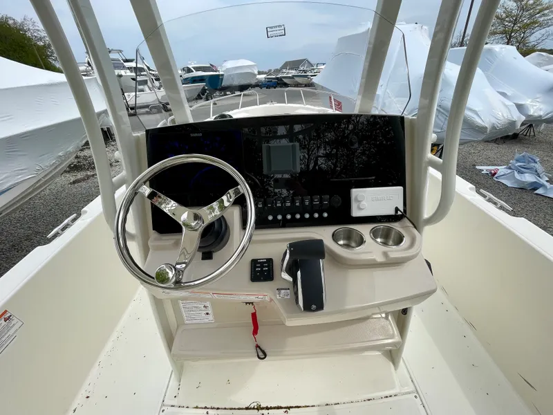 Slide: The Image of Boston Whaler 250 Dauntless 2026 - 8