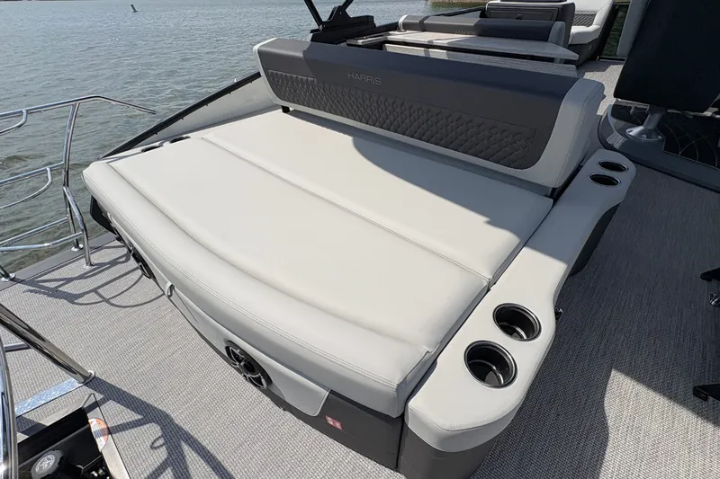 Slide: The Image of Harris Sunliner 230 2026 - 12