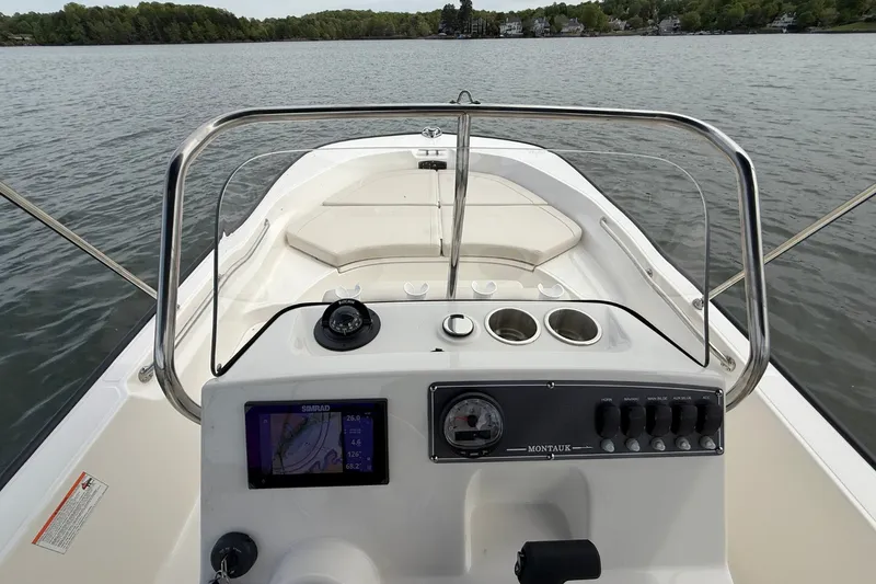Slide: The Image of Boston Whaler 170 Montauk 2026 - 18