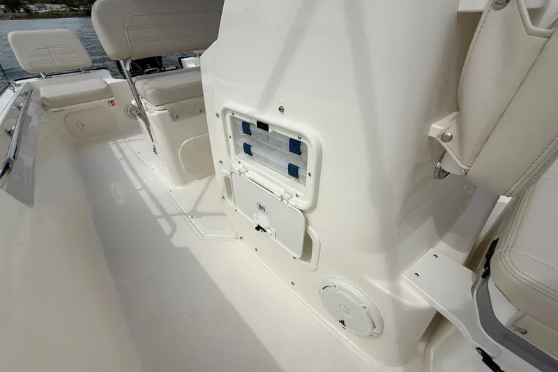 Slide: The Image of Boston Whaler 170 Montauk 2026 - 22