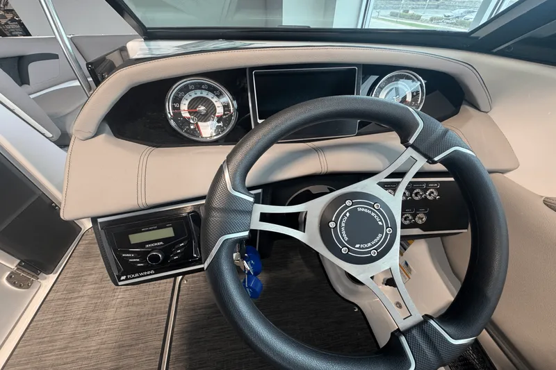 Slide: The Image of Four Winns HD3 2025 - 10