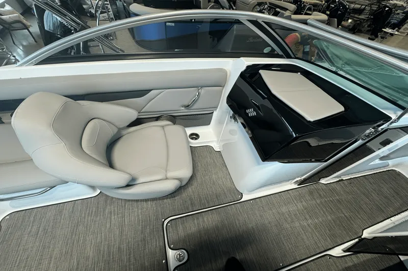 Slide: The Image of Four Winns HD3 2025 - 14