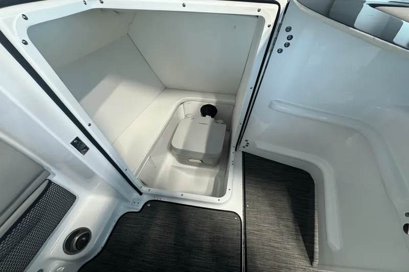 Slide: The Image of Four Winns HD3 2025 - 15