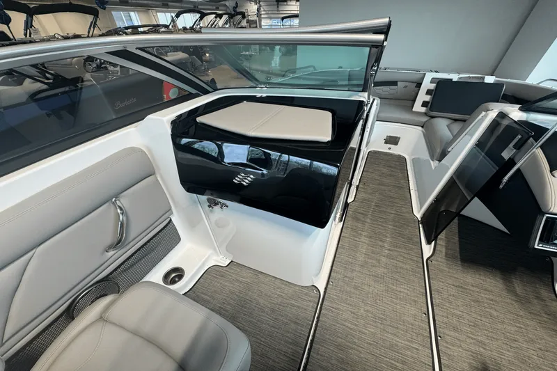 Slide: The Image of Four Winns HD3 2025 - 16