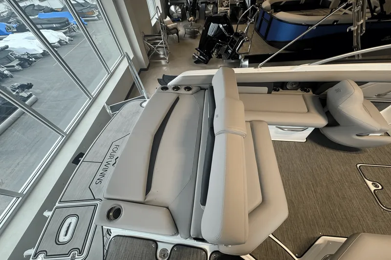 Slide: The Image of Four Winns HD3 2025 - 19