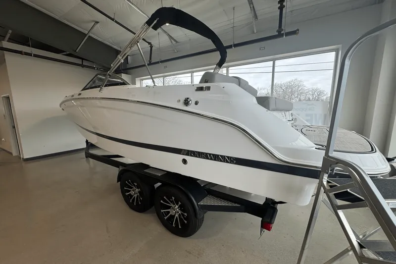 Slide: The Image of Four Winns HD3 2025 - 2