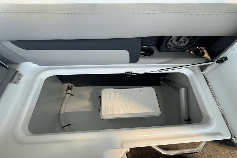 Slide: The Image of Four Winns HD3 2025 - 20