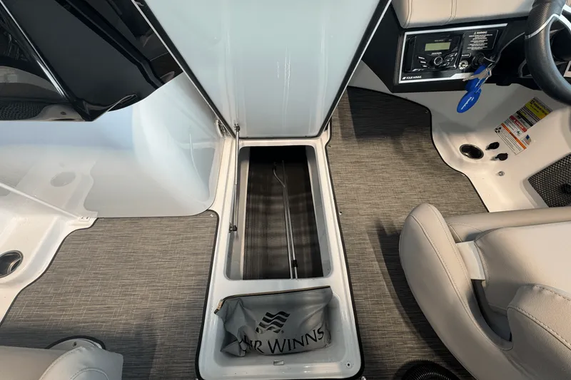 Slide: The Image of Four Winns HD3 2025 - 21